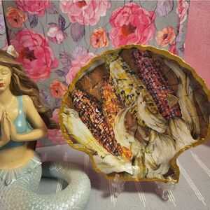 DECOUPAGE SCALLOPED FAN SHELL 